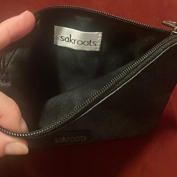 Sakroots Blue Floral Nylon Tote comes with matching wristlet - Picture 14 of 16